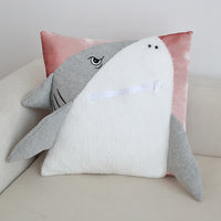 Oreiller requin tridimensionnel avec poche zippée