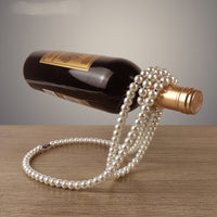 Botellero suspendido con collar de perlas