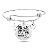 Pulsera con dije de brazalete cruzado con escritura bíblica