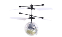 Suspensión de inducción colorida LED bola de cristal intermitente helicóptero bola voladora Disco mágico niños juguete para regalo