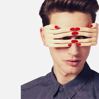 Masque mains aux yeux bandés