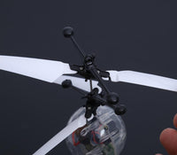 Suspensión de inducción colorida LED bola de cristal intermitente helicóptero bola voladora Disco mágico niños juguete para regalo