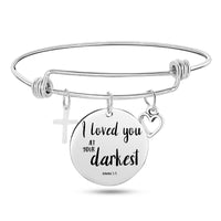 Pulsera con dije de brazalete cruzado con escritura bíblica