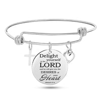 Pulsera con dije de brazalete cruzado con escritura bíblica