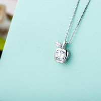 Collar con colgante de manzana de plata de ley y piedras preciosas