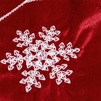 Falda de árbol de copo de nieve de tela de terciopelo rojo navideño