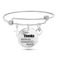 Pulsera con dije de brazalete cruzado con escritura bíblica
