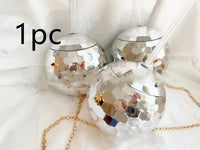 Vaso de plástico con bola de discoteca
