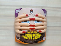 Masque mains aux yeux bandés