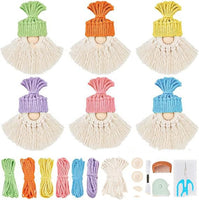 Manualidades tejidas de elfos navideños