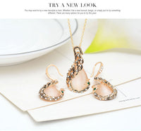 Ensemble collier et boucles d'oreilles en pierres précieuses paon