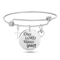 Pulsera con dije de brazalete cruzado con escritura bíblica