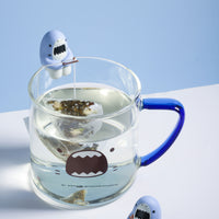 Poupée mignonne de sachet de thé de petit requin