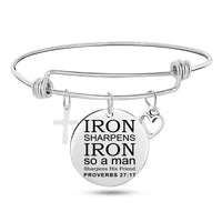 Pulsera con dije de brazalete cruzado con escritura bíblica