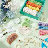 Manualidades tejidas de elfos navideños