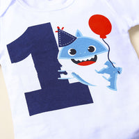 Ensemble deux pièces barboteuse et short blanc à imprimé ballon requin