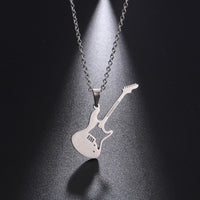 Collar con colgante de guitarra eléctrica bajo