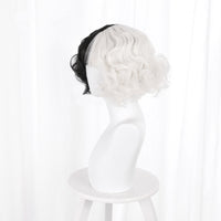 Peluca rizada corta de Cos con flequillo central de bruja en blanco y negro