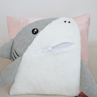 Oreiller requin tridimensionnel avec poche zippée