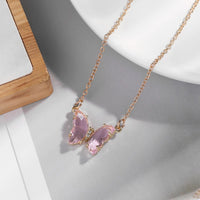 Collier papillon en pierre de cristal