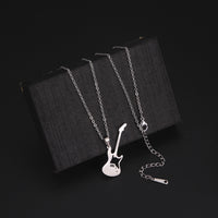 Collar con colgante de guitarra eléctrica bajo