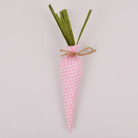 Tissu fantaisie avec des carottes et des jouets pour fête de Pâques