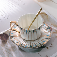 Taza y platillo de té de la tarde inglesa