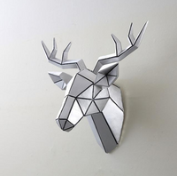 Estatuas de pared geométricas con cabeza de ciervo