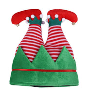 Los elfos navideños se paran sobre sus sombreros