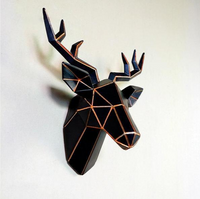Estatuas de pared geométricas con cabeza de ciervo
