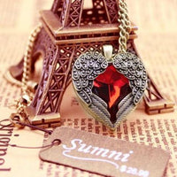 Collar con colgante de corazón de cristal abrazado con alas de ángel