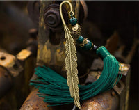 Marcapáginas de metal antiguo con borlas