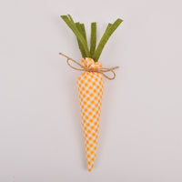 Tissu fantaisie avec des carottes et des jouets pour fête de Pâques