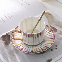 Taza y platillo de té de la tarde inglesa