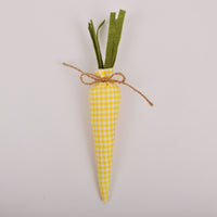 Tissu fantaisie avec des carottes et des jouets pour fête de Pâques