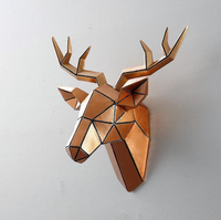 Estatuas de pared geométricas con cabeza de ciervo