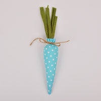 Tissu fantaisie avec des carottes et des jouets pour fête de Pâques