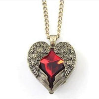 Collar con colgante de corazón de cristal abrazado con alas de ángel