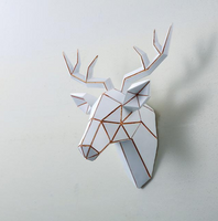 Estatuas de pared geométricas con cabeza de ciervo