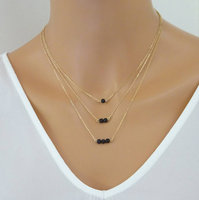 Collar de cadena en capas de piedra de lava