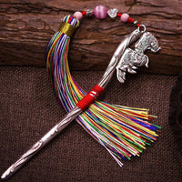 Marcapáginas de metal antiguo con borlas