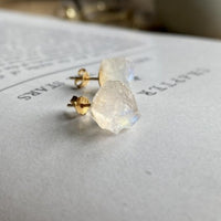 Boucles d'oreilles à tige en pierre de lune arc-en-ciel brute