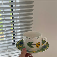 Tasse et soucoupe verte tulipe peinte à la main vintage