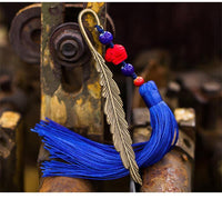 Marcapáginas de metal antiguo con borlas