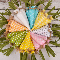 Tissu fantaisie avec des carottes et des jouets pour fête de Pâques