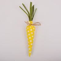 Tissu fantaisie avec des carottes et des jouets pour fête de Pâques