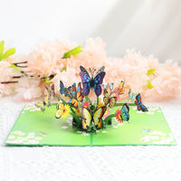 Tarjeta emergente del día de la madre con mariposas de colores