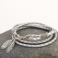 Bracelet en corde et plumes superposées en cuir