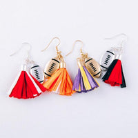 Boucles d'oreilles de football à pompons en raphia aux couleurs de l'équipe collégiale
