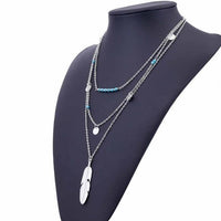Collar de plumas en capas
